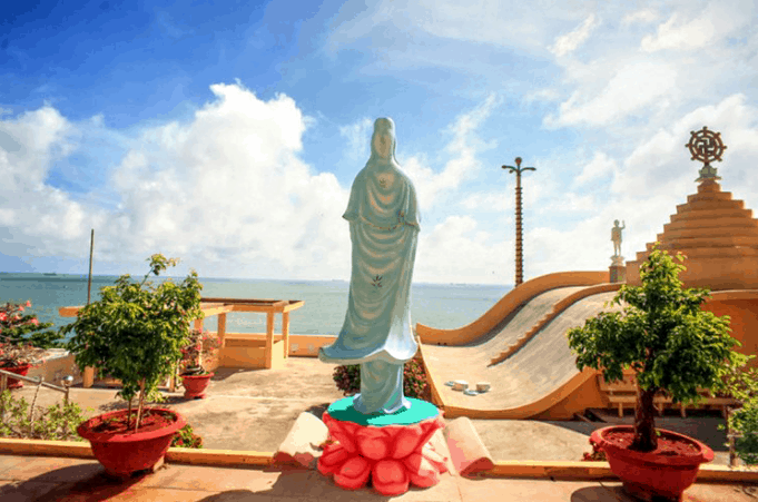 Cảnh quan trong chùa “Phật Nằm”