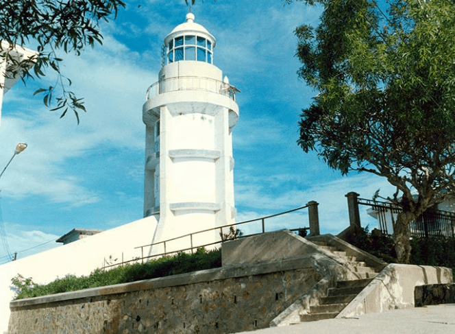 Ngọn hải đăng Wung Tau vào ban ngày