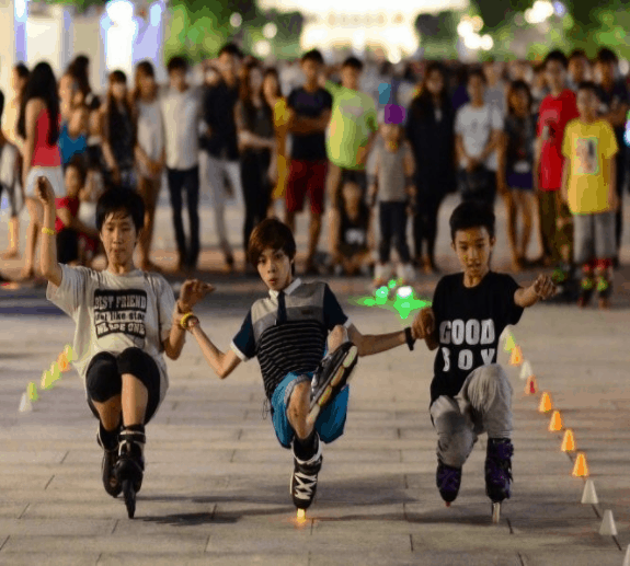 Rất nhiều bạn trẻ trượt patin trên phố đi bộ