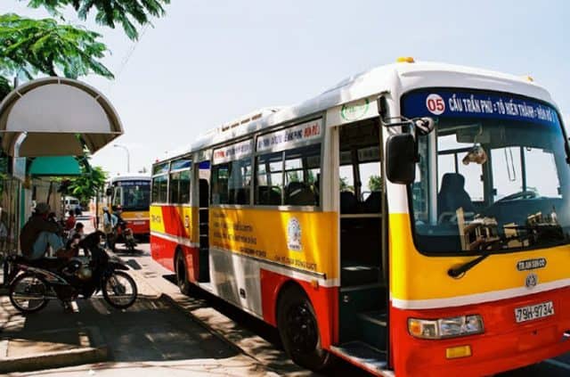 Bản đồ xe bus Nha Trang với hình ảnh xe màu vàng đỏ nổi bật