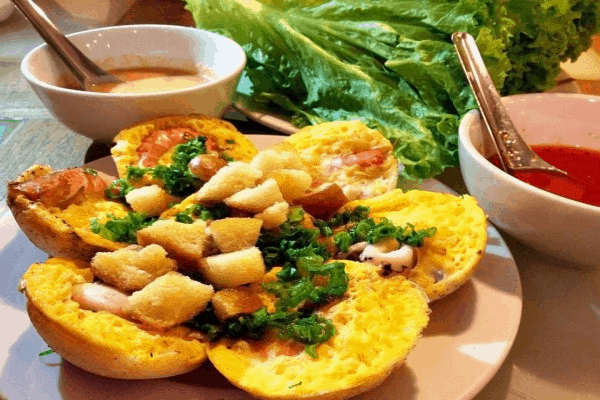 Ăn sáng ở Nha Trang bằng bánh căn hải sản