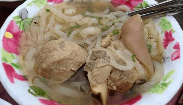 Bánh canh bò viên là món ăn ngon mà bạn nên tới thưởng thức khi vào quận 1