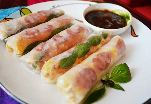 Bò bía là một món ăn vặt ngon mà bạn nên thử khi vào Sài Gòn (Ảnh ST)