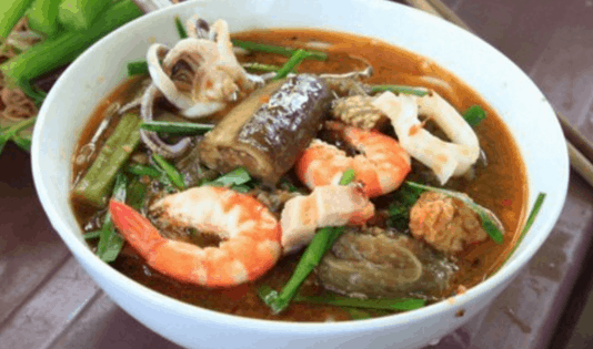 Bún mắm miền Tây là món ăn ngon trong bữa tối ở Sài Gòn