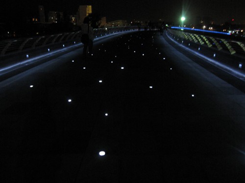 Cầu Ánh Sao quận 7 được gắn đèn lấp lánh