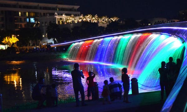 Cầu Ánh Sao phun nước nhiều màu sắc sắc