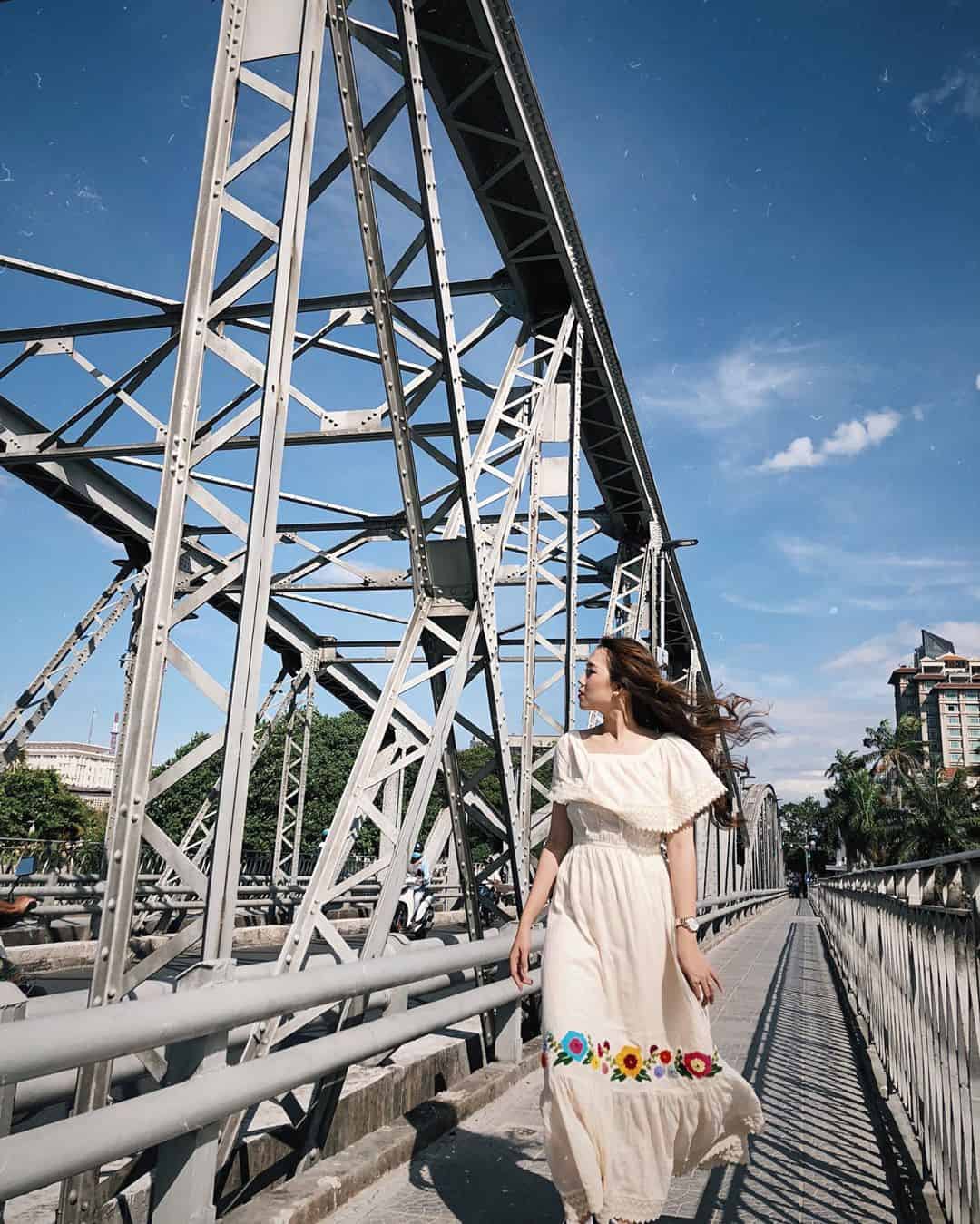 Truong Tien wind gently blows her hair.  Ao dai, you walk leisurely across.. Photo: @cheryphuong1609