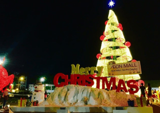 Cây thông Noel lộng lẫy tại Aeon Mall