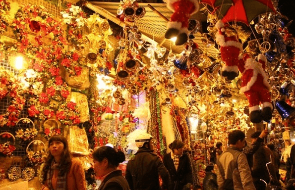 Có rất nhiều đồ trang trí Noel đẹp được bày bán tại khu phố người Hoa