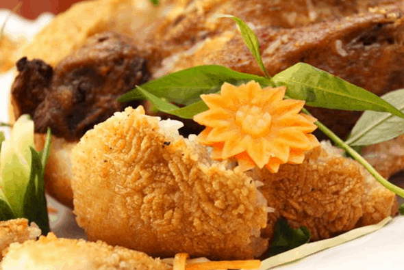 Món gà bó xôi là món ngon được nhiều thực khách lựa chọn khi tới Sài Gòn