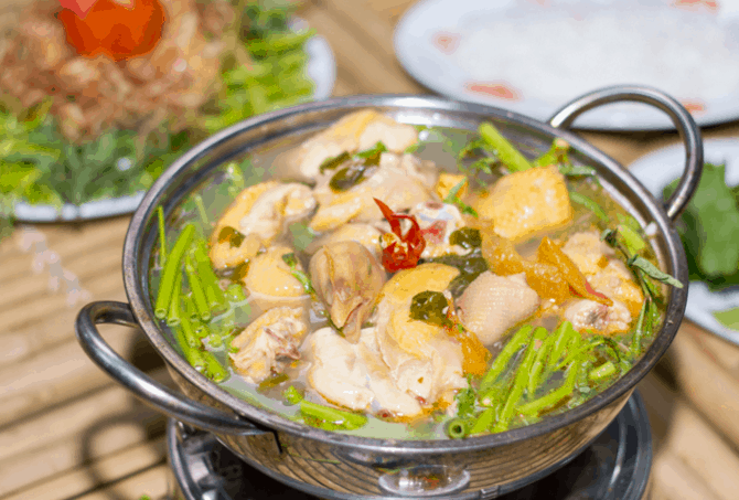 Lẩu gà lá giang là món ngon được nhiều người lựa chọn làm món ăn trưa Sài Gòn