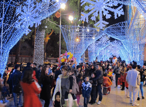 Mọi người đón giáng sinh an lành, vui tươi tại Diamond Plaza