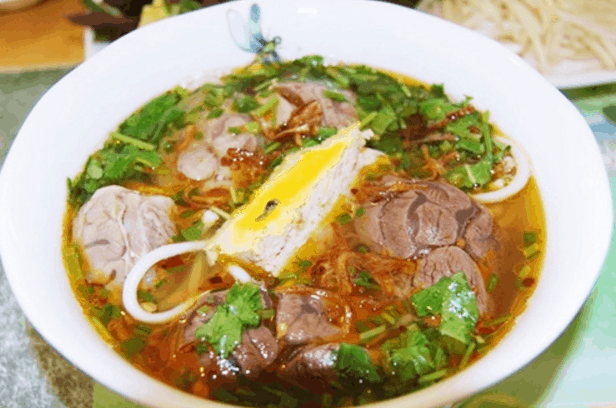 Món bún bò Huế giúp bữa ăn tối Sài Gòn của bạn thật mới lạ