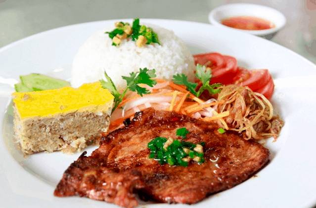 Món cơm tấm là món ăn ngon nức tiếng từ lâu ở quận 1 Sài Gòn