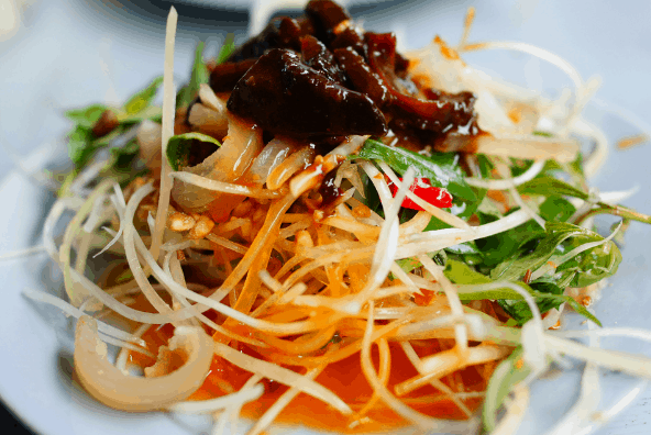 Món gỏi khô bò là món ăn vặt ngon mà người Sài Gòn cực thích