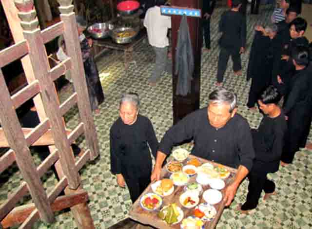 Ang seremonyas gihimo sa Dakong Balay ni Mr. Tran (Hulagway: ST)