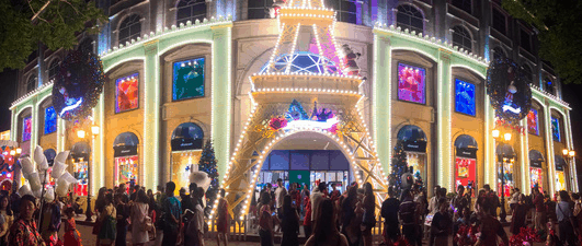 Saigon people welcome Christmas at Diamond Plaza