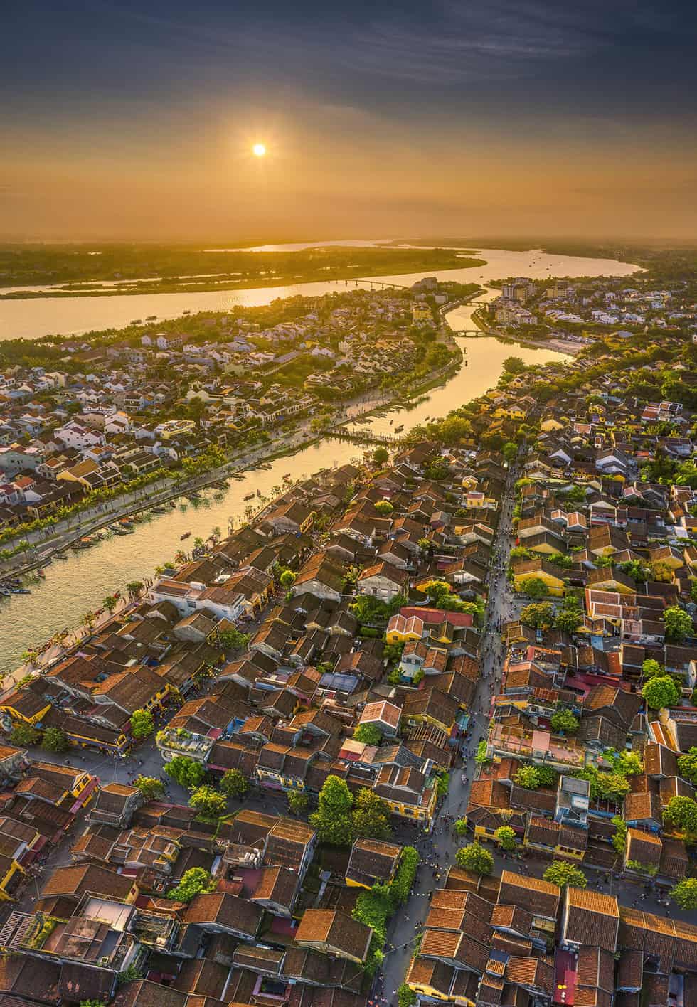 Những mãi nhà xếp san sát nhau trong lòng phố cổ