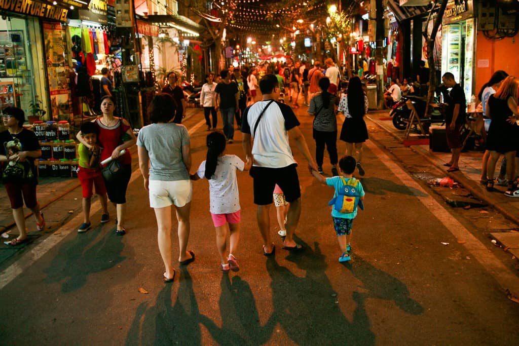 Mua sắm tại phố đi bộ Hà Nội
