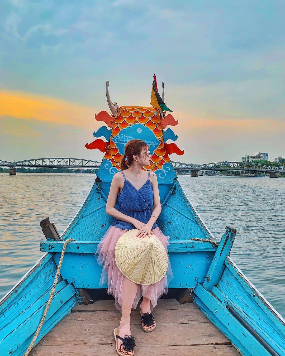 Enjoy the view of the Perfume River on the boat.  Photo: @thaoquyetlinh