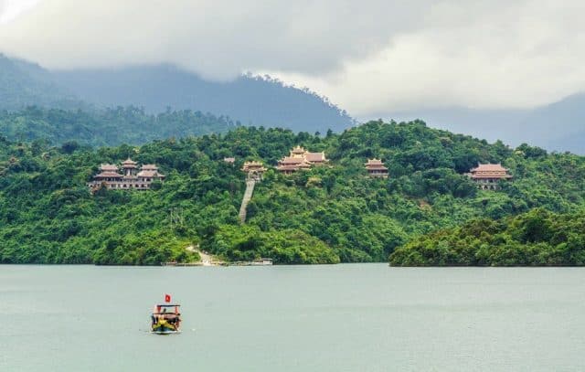 Thiền viện Trúc Lâm Bạch Mã nằm gọn gàng giữa lòng hồ nước