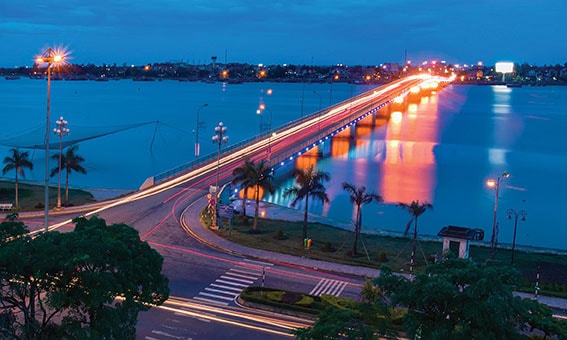 Cầu Nhật Lê ngắm nhìn và thưởng thức biển Bảo Ninh 