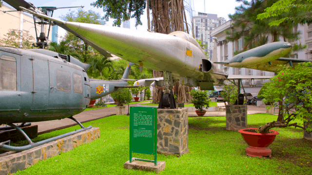 Khu vực triển lãm ngoài trời trong Bảo tàng Thành phố Hồ Chí Minh 