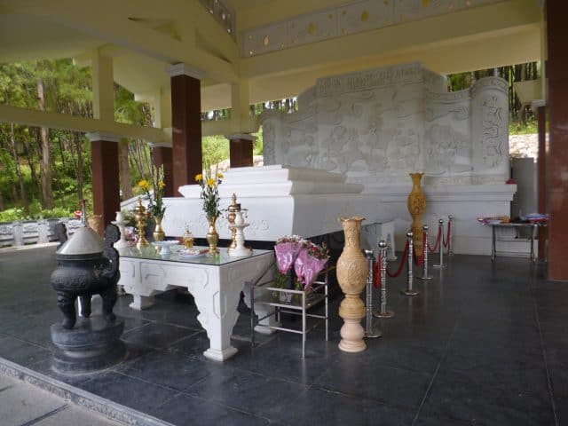 Khu mộ bà Hoàng Thị Loan thuộc làng Kim Liên 