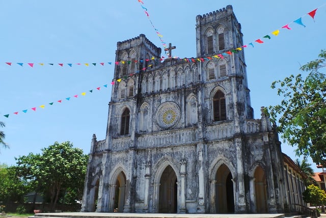 Nhà thờ Mằng Lăng kiến trúc trăm tuổi ở Phú Yên - Vntrip.vn