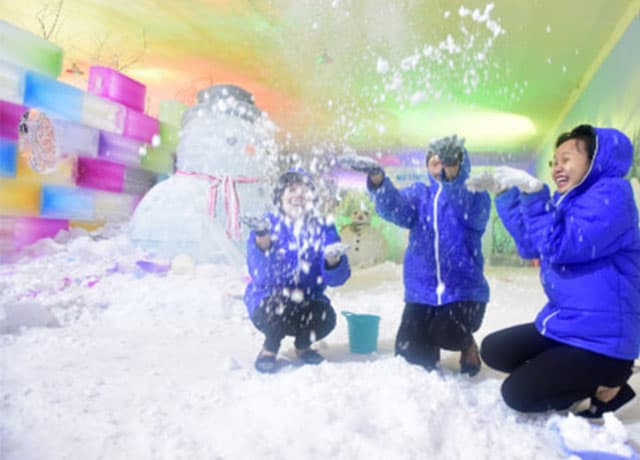 Một nhóm thanh niên vui đùa trong tuyết