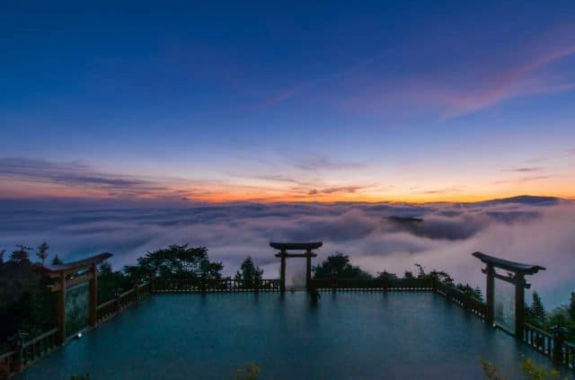 Sương mù huyền ảo ở Lin Qui Fop on Pagoda 