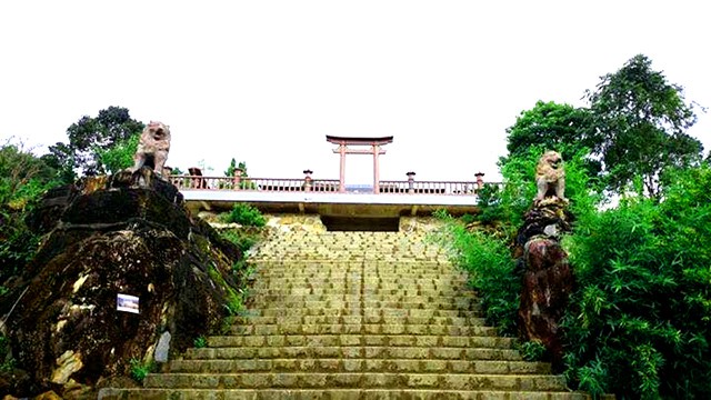 Bậc thang đá ở chùa Linh Quy Pháp Ấn 