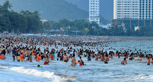 Rất nhiều người tìm đến các bãi biển nổi tiếng khiến nó trở nên đông đúc