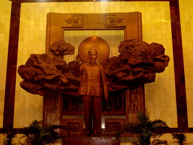 Bức tượng toàn chân dung Hồ Chủ tịch bằng đồng thau ở sảnh chính 