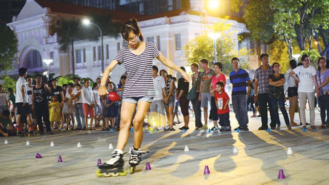 Có nhiều hoạt động vui chơi cho các bạn trẻ tại phố Nguyễn Huệ