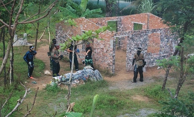 Trận địa bắn súng sơn tại khu du lịch The BCR