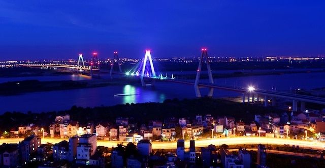 Cầu Nhật Tân về đêm