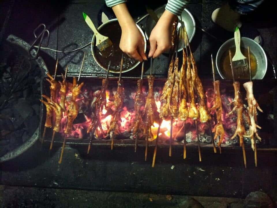 Chân gà nướng trên phố Ngô Gươm là một món ăn ngon nhất định phải thử khi đến phố cổ.