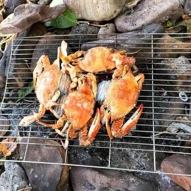 Nướng hải sản trên bờ hòn Móng Tay
