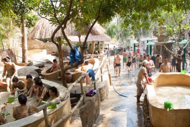 Tắm bùn Tháp Bà là địa điểm vui chơi lý tưởng khi đến Nha Trang (Ảnh ST)