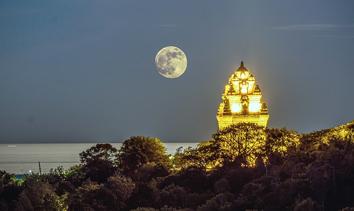 Vẻ đẹp huyền ảo của tháp Nhạn vào một đêm trăng rằm (Ảnh: ST)