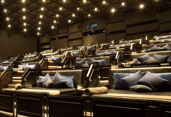 Nhiều rạp chiếu phim áp dụng nằm để xem phim