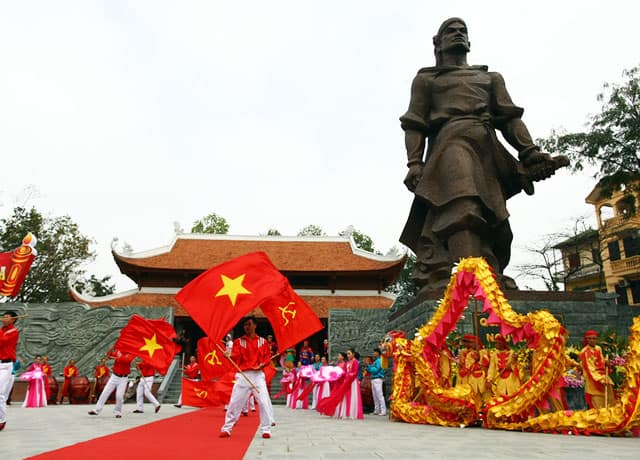 Nhân dân nườm nượp kéo về dự lễ tưởng niệm vị anh hùng Nguyễn Huệ (Ảnh: ST)