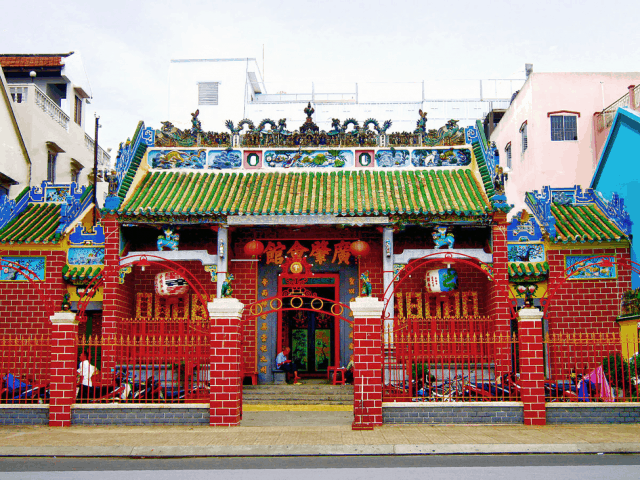 Phía bên ngoài cổng chùa bao trùm một màu sắc rực rỡ 