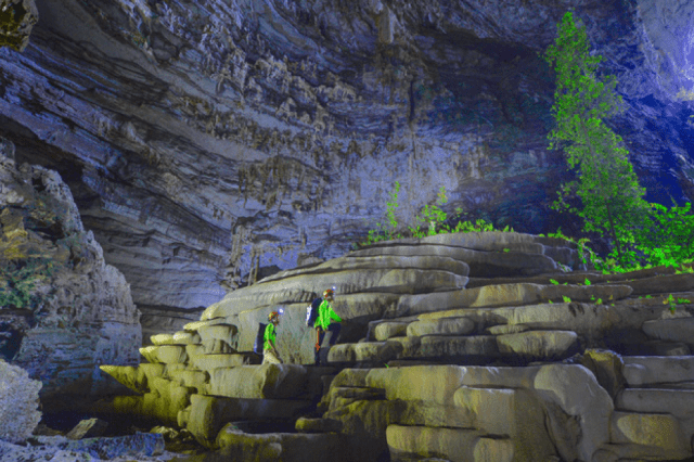Địa hình núi đá ở bên trong hang Tú Làn 