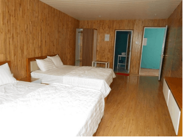 Phòng nghỉ được đóng gỗ bao quanh rất sang và hiện đại