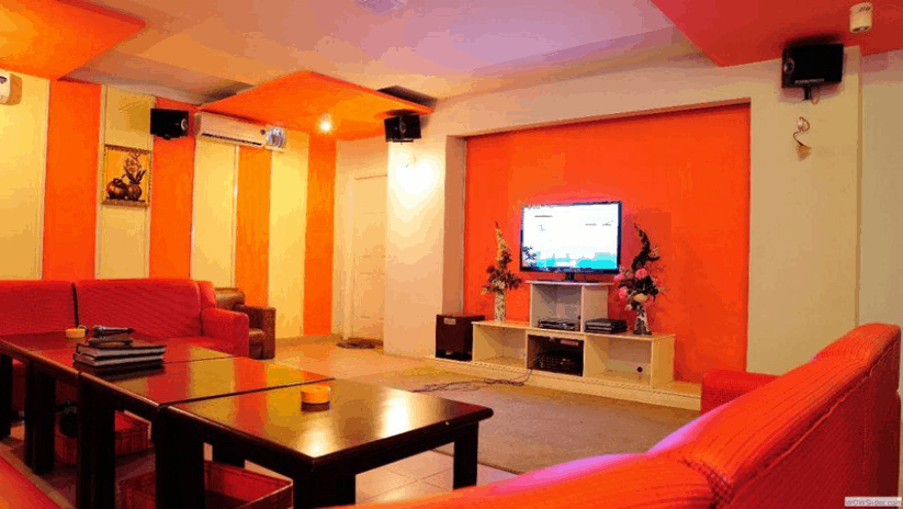 Phòng karaoke của khách sạn để phục vụ nhu cầu giải trí của khách hàng 