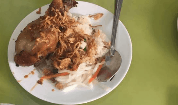 Xôi gà Bùi Thị Xuân là địa chỉ ăn ngon ở Sài Gòn (Ảnh ST)
