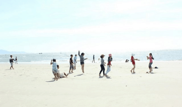 Hình ảnh các bạn trẻ vui đùa trên bãi biển cát trắng Đồi Nhái