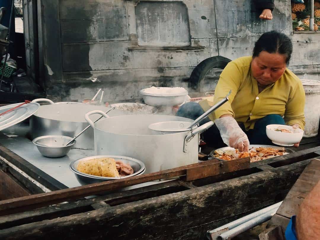 Những món ăn nóng hổi ngon miệng được chuẩn bị ngay trên ghe thuyền ở chợ nổi Cái Răng